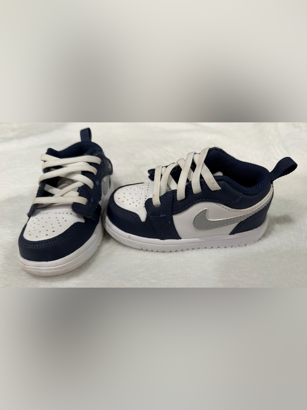 Nike Kids Navy and White Low-Top Sneakers with Silver Swoosh